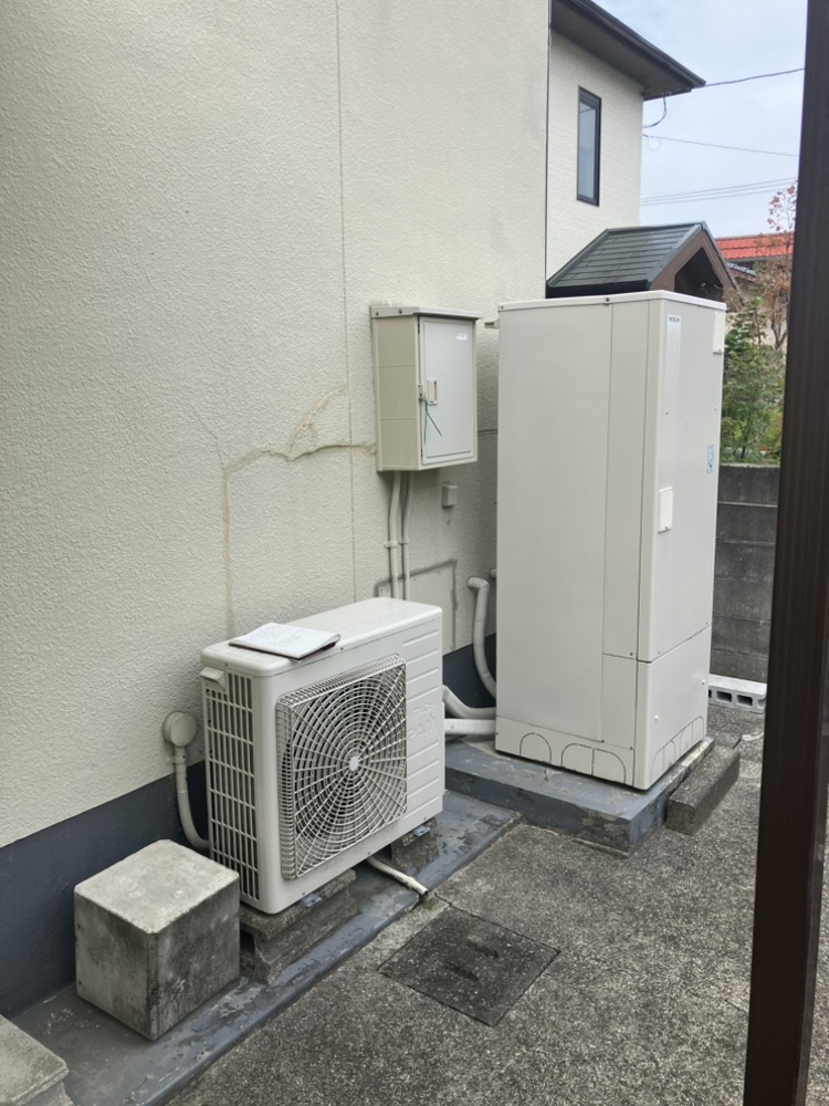 貯湯タンクとヒートポンプユニットが設置されたエコキュート