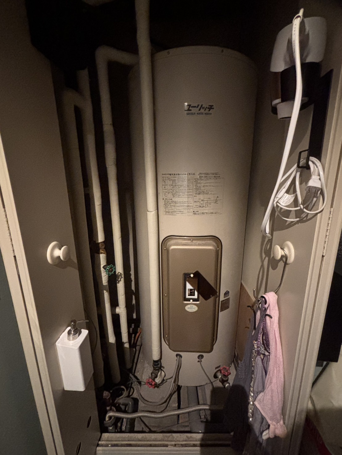 屋外に設置された電気温水器の貯湯タンク